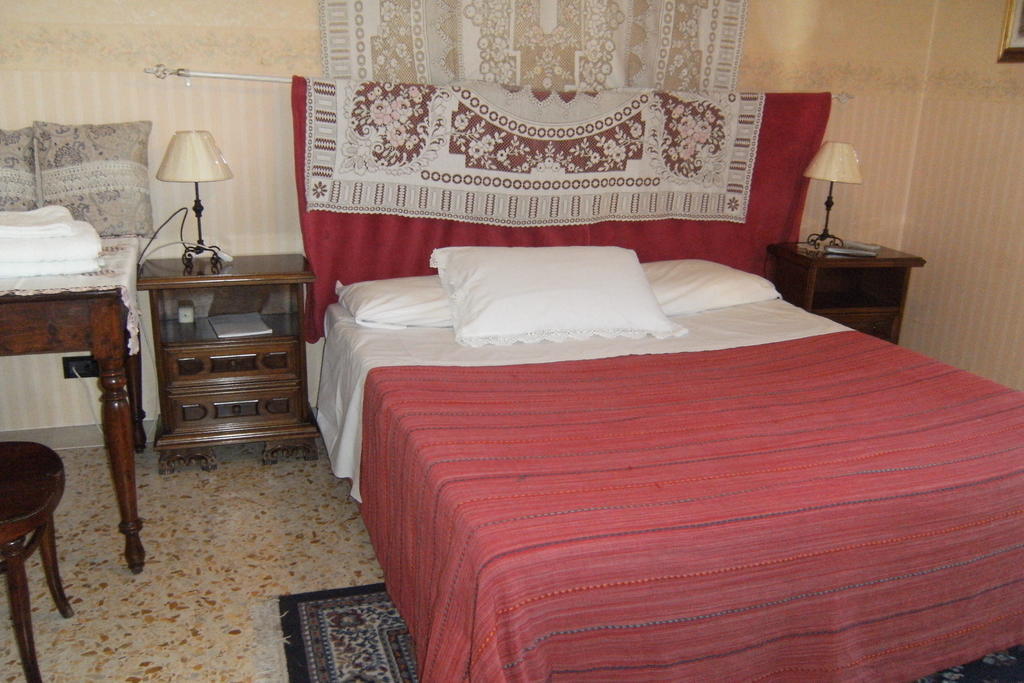 Emily Stroncone Room photo